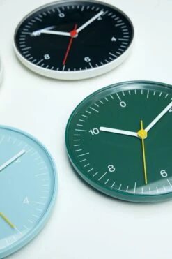 Hay Wall Clock Wanduhr, Schwarz -Dekorative Kunst Wall Clock dark green black light blue Studio Visit