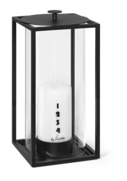 By Lassen Light'In Laterne, Mittel, Schwarz -Dekorative Kunst byLassen Stage m lys 300