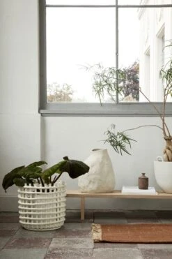 Ferm LIVING Ura Duftkerze, Dunkles Sienna -Dekorative Kunst fermLIVING AW21 CeramicBasketXLOffWhite KonaDisplayTable UraScentedCandleBurnedSienna image