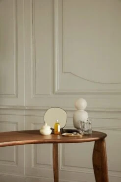 Ferm LIVING Pond Tischspiegel, Chrom Dunkel -Dekorative Kunst fermLIVING AW21 FeveDeskWalnut HoloCandleHolder PondTableMirrorDarkChrome image 1