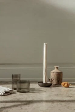 Ferm LIVING Ura Duftkerze, Dunkles Sienna -Dekorative Kunst fermLIVING AW21 RippleLowGlasses BowlCandleHolderSingle DrypCandle image