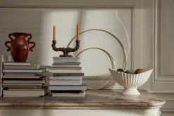 Ferm LIVING Fountain Tafelaufsatz, Cremeweiß -Dekorative Kunst fermLIVING AW21 VersoTableVaseTerracotta DitoCandleHolderDouble FountainCentrepiece image