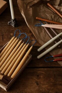 Ferm LIVING Dipped Kerze, 8 Stück, 1,2 cm, Salbeigrün 10 Ferm LIVING Dipped Kerze, 8 Stück, 1,2 cm, Salbeigrün -Dekorative Kunst fermLIVING Dipped Candles image VS 1