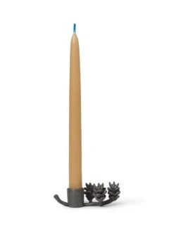 Ferm LIVING Dipped Kerze, 8 Stück, 1,2 cm, Strohgelb -Dekorative Kunst fermLIVING ForestCandleHolder BlackBrass 1104264686 pack 2