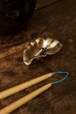 Ferm LIVING Dipped Kerze, 8 Stück, 1,2 cm, Strohgelb -Dekorative Kunst fermLIVING OysterBowl Brass DippedCandles 2 VS