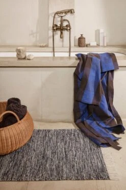 Ferm LIVING Melange Teppich, 60 × 100 cm, Dunkles Marineblau -Dekorative Kunst fermLIVING SS22 BraidedBasket FieldRobe image 1