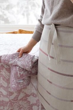 Villiyrtit Tischdecke/Überwurf, 150 X 200 Cm, Leinen - Bordeaux -Dekorative Kunst lapuankankurit linnea apron and villiyrtit tablecloth and towel linen bordeaux