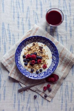 Osmankäämi Handtuch/Serviette, Grau - Zimtbraun -Dekorative Kunst lapuankankurit osmankaami tablecloth blanket linen rainy blue and towel napkin grey cinnamon
