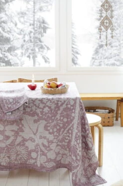 Villiyrtit Tischdecke/Überwurf, 150 X 200 Cm, Leinen - Bordeaux -Dekorative Kunst lapuankankurit villiyrtit tablecloth blanket and towel paussi towel linen bordeaux 1