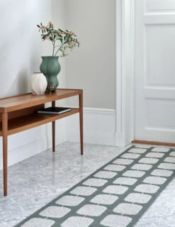 Sten Teppich, 70 x 200 cm, Armeegrün – Grau -Dekorative Kunst pappelina sten army creative