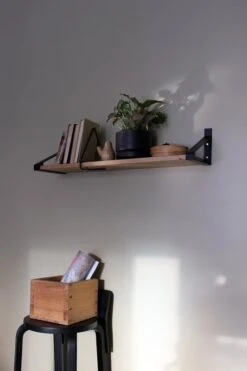 Wire Buchstütze, Dreieckig, Schwarz 12 Wire Buchstütze, Dreieckig, Schwarz -Dekorative Kunst seinahylly fiilis 5